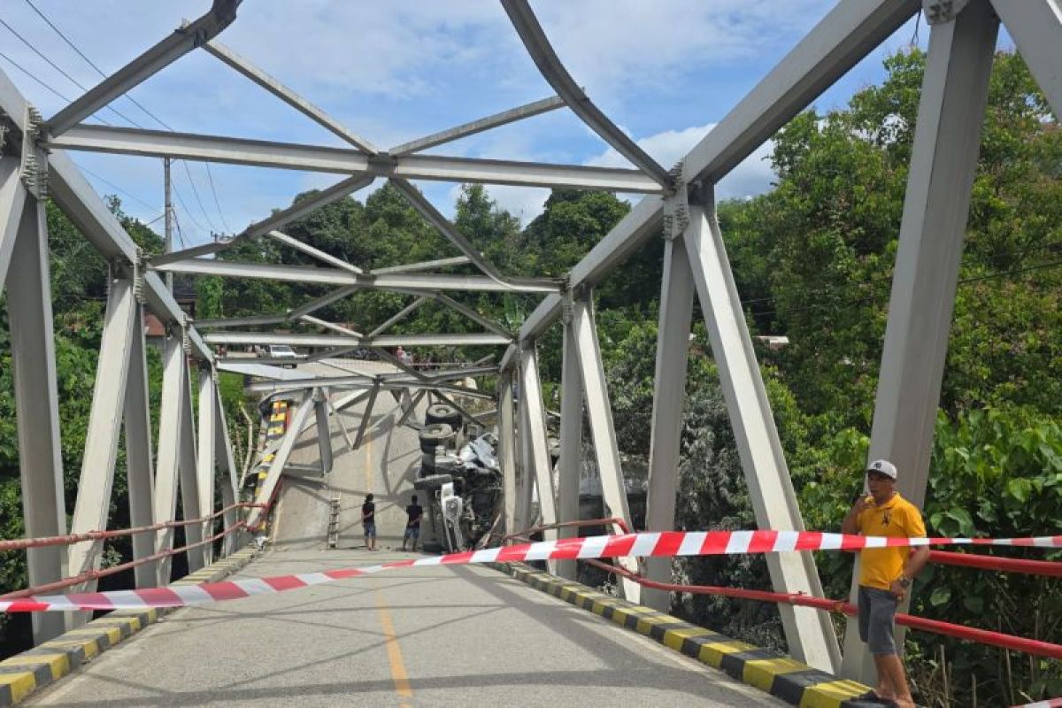 Jembatan Busui yang Ambruk Diperbaiki