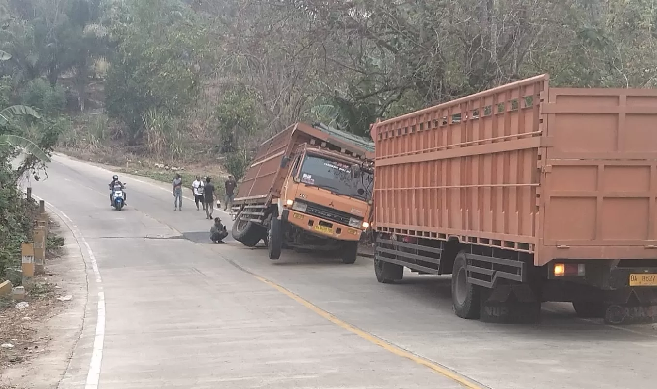 Truk Terperosok di Muara Komam, Kondisi Ruas Batu Aji–Kuaro Jadi Sorotan
